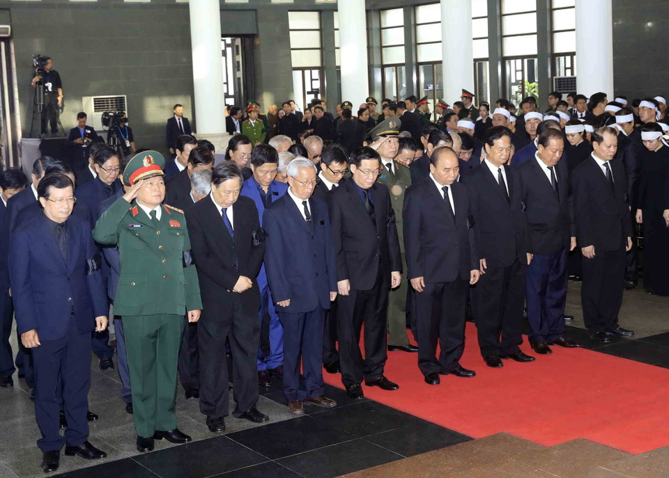 Đoàn Chính phủ nước Cộng hòa Xã hội Chủ nghĩa Việt Nam, do đồng chí Nguyễn Xuân Phúc, Ủy viên Bộ Chính trị, Thủ tướng Chính phủ làm Trưởng đoàn, viếng Chủ tịch nước Trần Đại Quang. (Ảnh: Nhan Sáng/TTXVN)