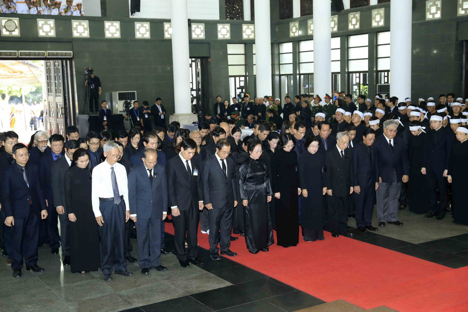 Đoàn Văn phòng Chủ tịch nước Cộng hòa Xã hội Chủ nghĩa Việt Nam, do đồng chí Đặng Thị Ngọc Thịnh, Ủy viên Trung ương Đảng, Quyền Chủ tịch nước làm Trưởng đoàn, viếng Chủ tịch nước Trần Đại Quang. (Ảnh: Nhan Sáng/TTXVN)