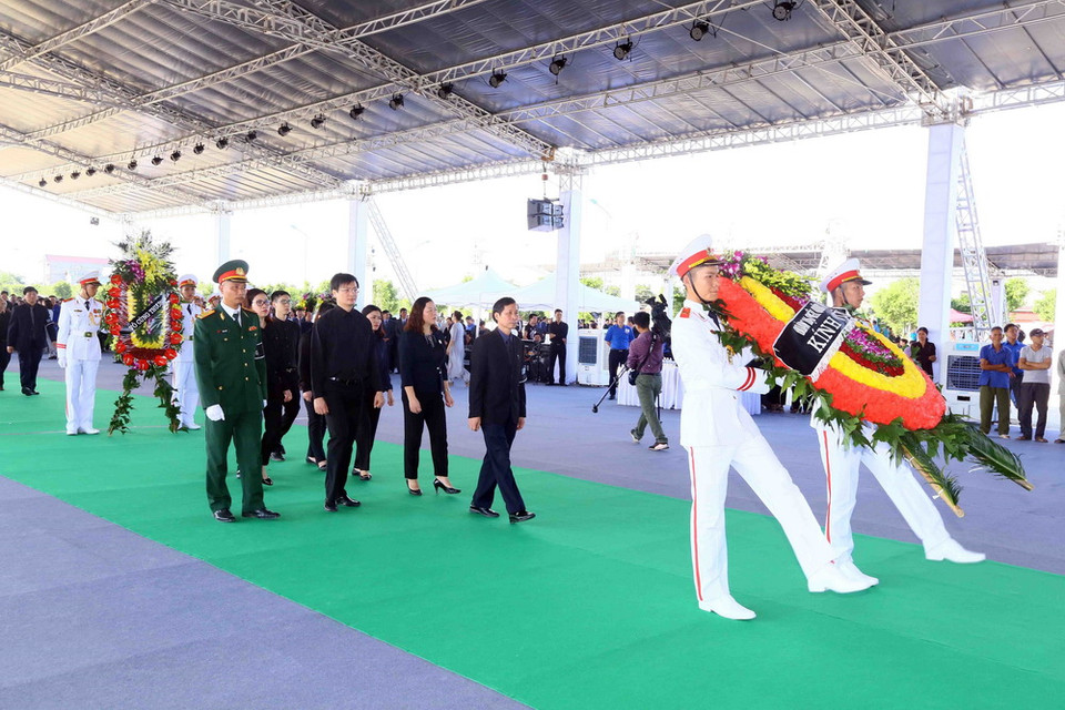 Đoàn Đại biểu Quốc hội tỉnh Ninh Bình viếng đồng chí Đại tướng Trần Đại Quang, Ủy viên Bộ Chính trị, Chủ tịch nước Cộng hòa Xã Hội chủ nghĩa Việt Nam tại xóm 13, xã Quang Thiện, Huyện Kim Sơn, tỉnh Ninh Bình. (Nguồn: TTXVN)