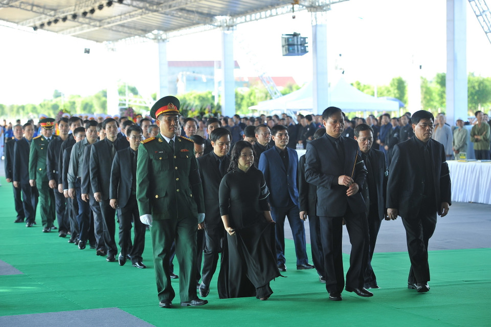 Ban chấp hành Đảng bộ tỉnh Ninh Bình viếng Chủ tịch nước Trần Đại Quang. (Ảnh: Minh Đức/TTXVN)