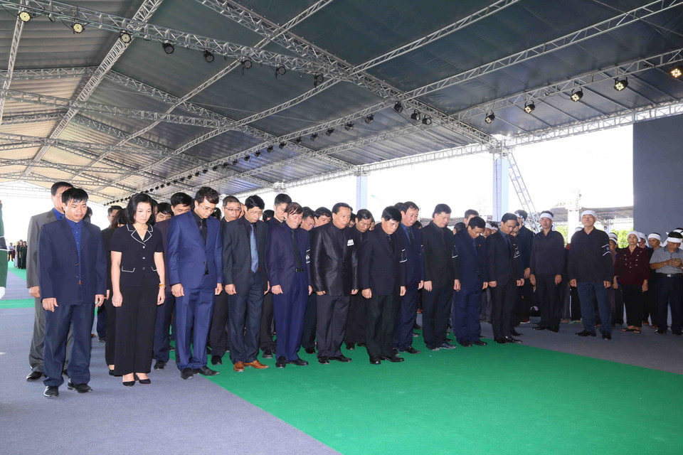 Các lãnh đạo, đại diện Ủy ban Mặt trận Tổ Quốc Việt Nam tỉnh Ninh Bình viếng Đại tướng Trần Đại Quang, Ủy viên Bộ Chính trị, Chủ tịch nước Cộng hòa Xã hội chủ nghĩa Việt Nam tại xóm 13, xã Quang Thiện, Huyện Kim Sơn, tỉnh Ninh Bình. (Nguồn: TTXVN)