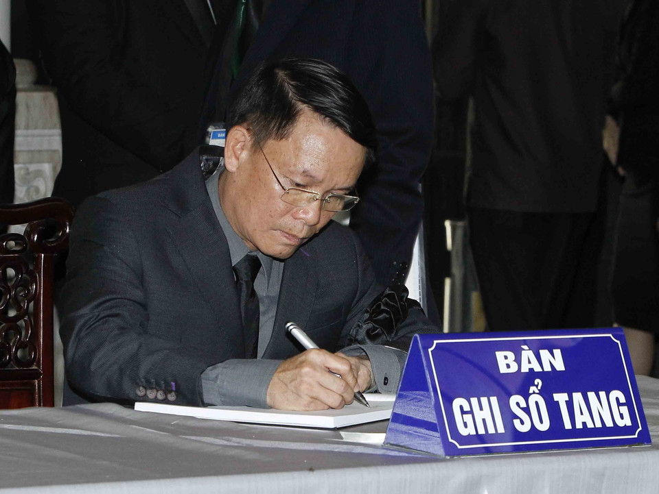 Đồng chí Nguyễn Đức Lợi, Ủy viên Trung ương Đảng, Tổng Giám đốc TTXVN, ghi sổ tang. (Nguồn: TTXVN)