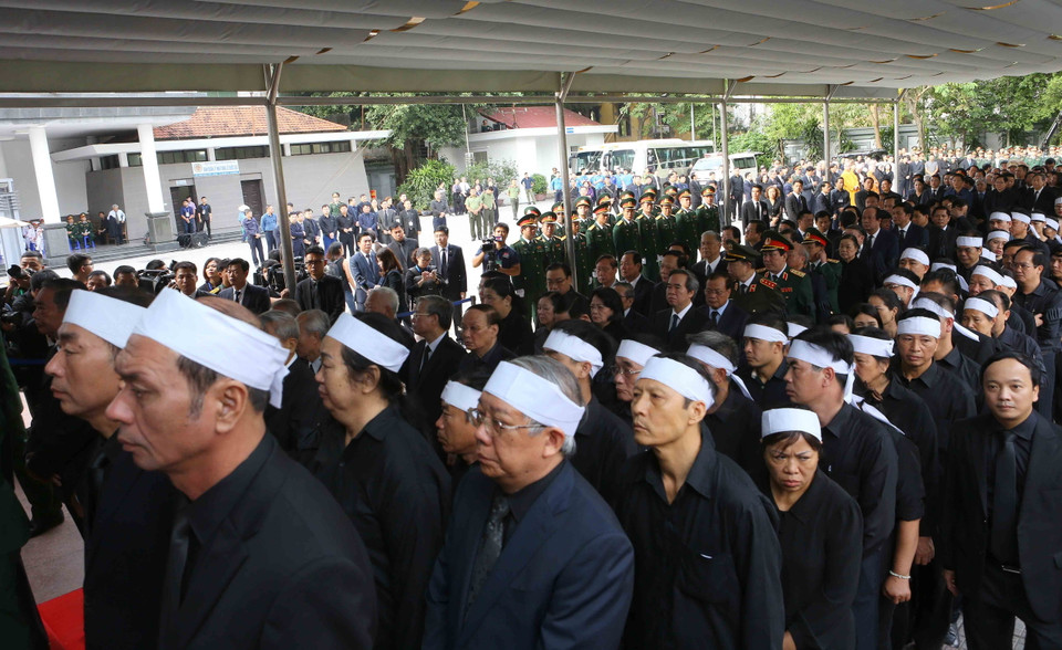 Các đồng chí lãnh đạo, nguyên lãnh đạo Đảng, Nhà nước cùng đông đảo đại diện các cơ quan, Ban, ngành Trung ương, địa phương và người thân tới viếng Chủ tịch nước Trần Đại Quang. (Nguồn: TTXVN)