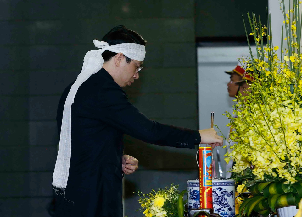 Ông Trần Quân, con trai trưởng của Chủ tịch nước Trần Đại Quang thắp nén hương viếng Cha. (Nguồn: TTXVN)