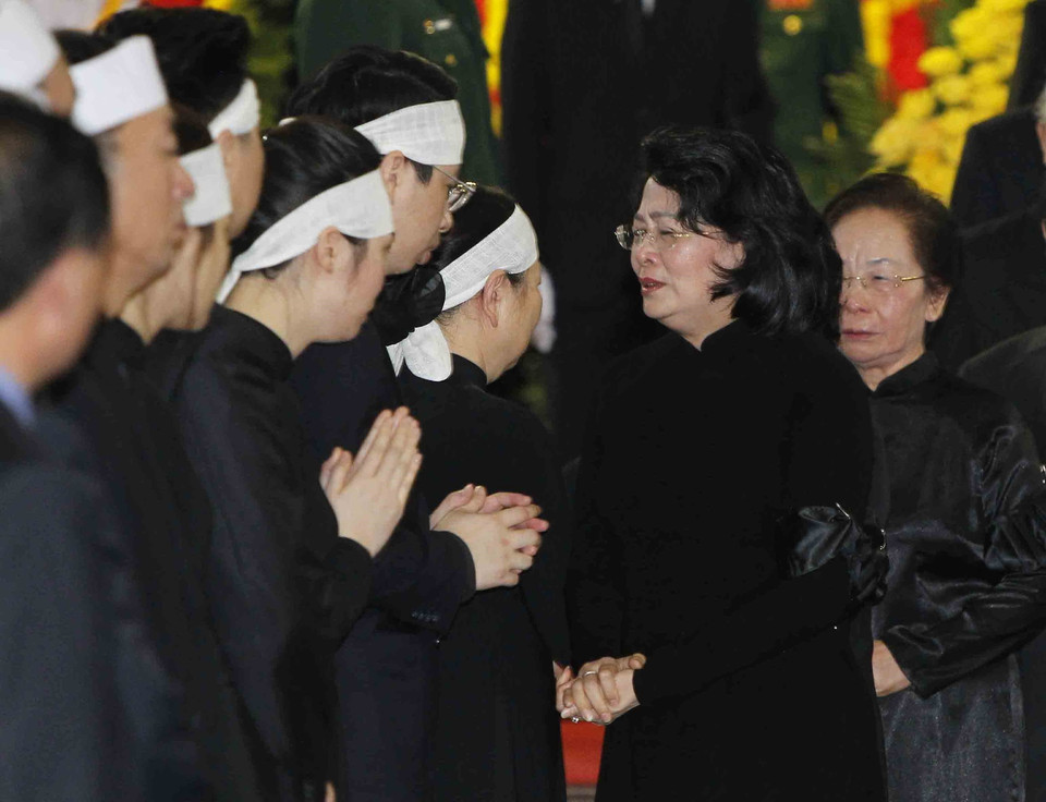 Quyền Chủ tịch nước Đặng Thị Ngọc Thịnh chia buồn cùng tang quyến Chủ tịch nước Trần Đại Quang. (Nguồn: TTXVN)