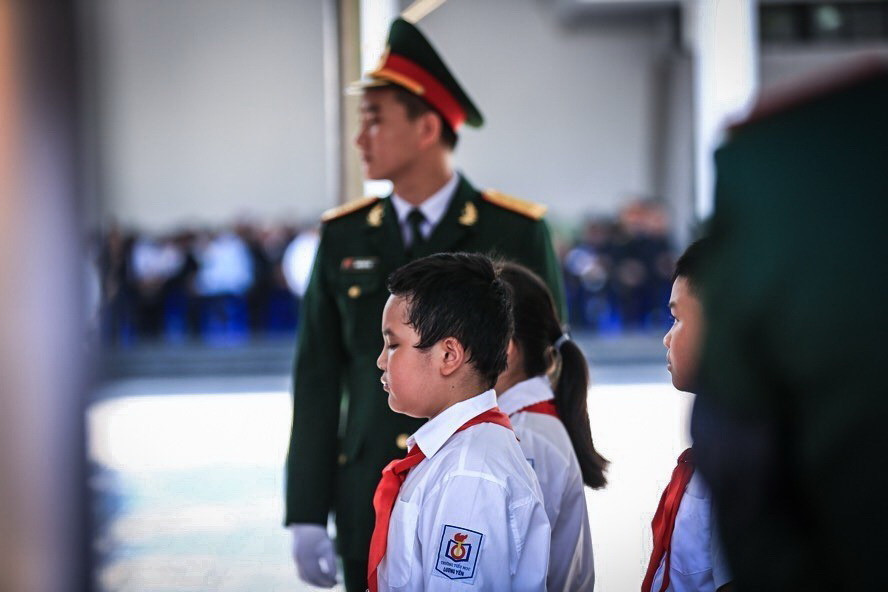 Các em học sinh tới viếng Chủ tịch nước Trần Đại Quang. (Ảnh: Trọng Đạt/TTXVN)