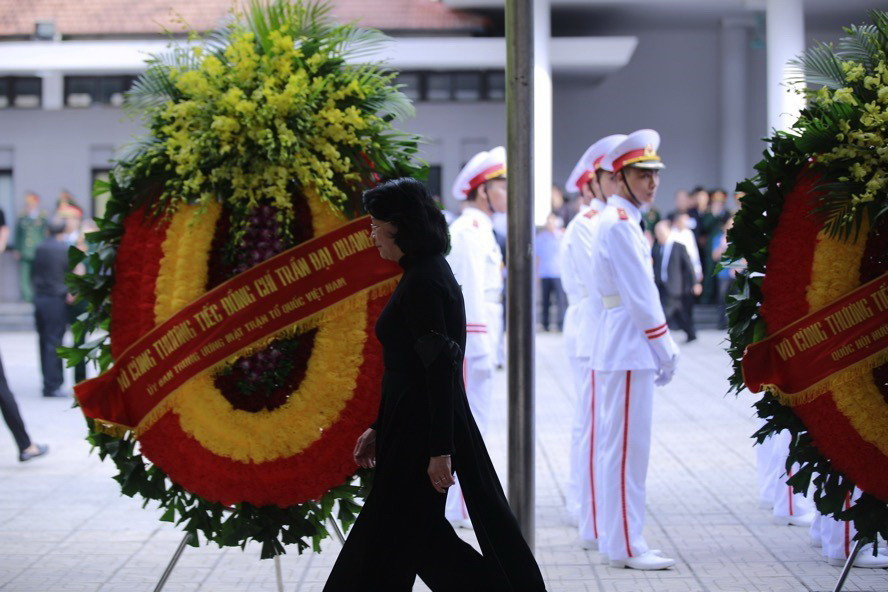 Quyền Chủ tịch nước Đặng Thị Ngọc Thịnh tại lễ viếng Chủ tịch nước Trần Đại Quang. (Ảnh: Trọng Đạt/TTXVN)