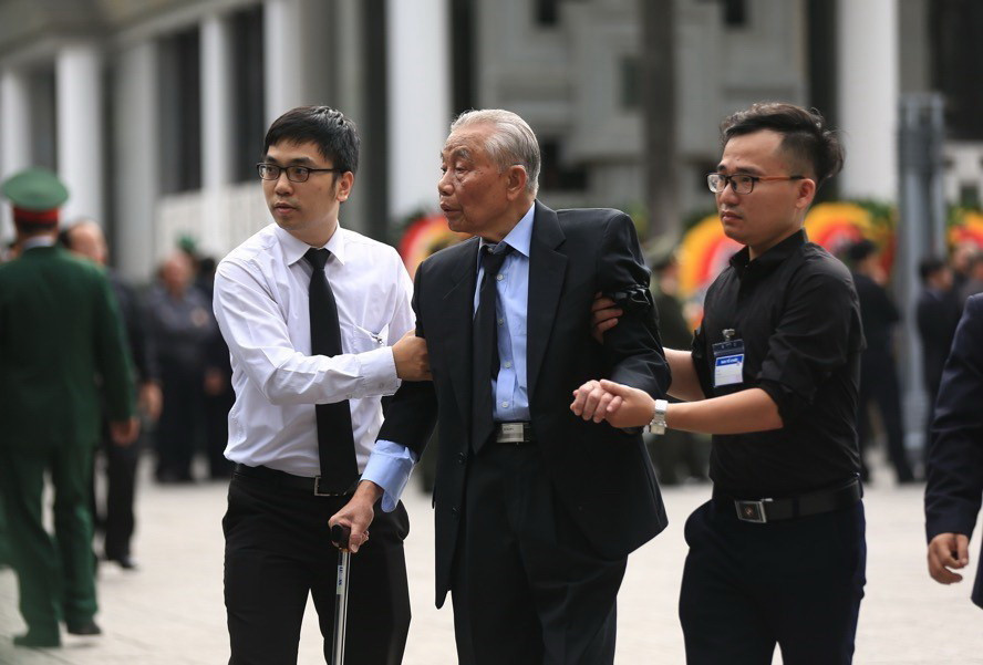 Nguyên Phó Thủ tướng Nguyễn Mạnh Cầm đến viếng Chủ tịch nước Trần Đại Quang. (Ảnh: Trọng Đạt/TTXVN)