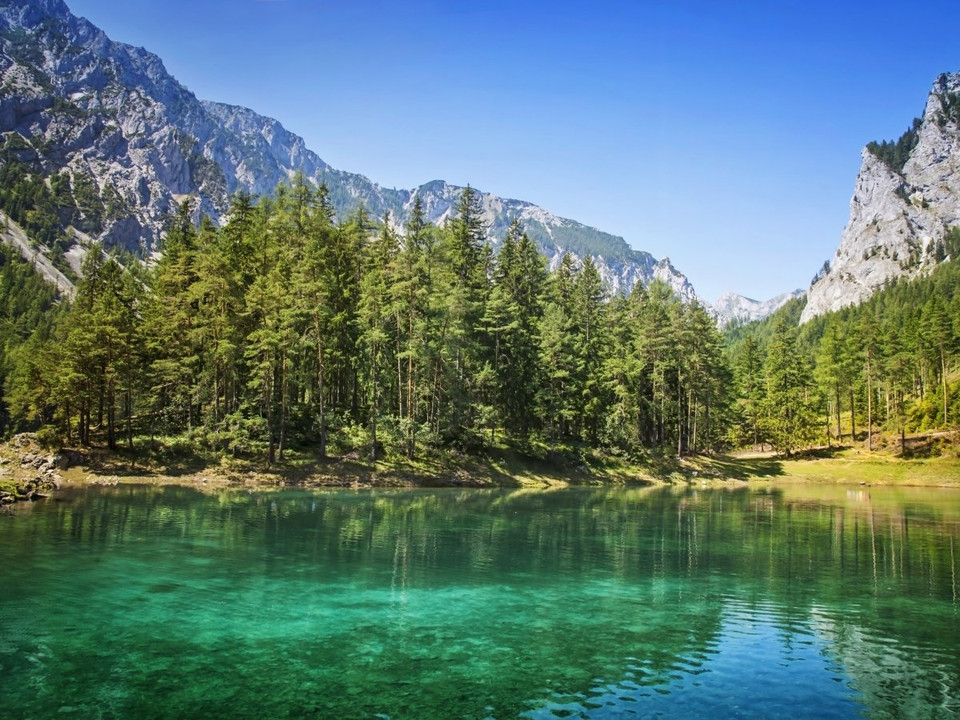 Hồ Green ở dưới chân núi Hochschwab gần thị trấn Tragoess (Australia) thoạt nhìn giống như bao hồ khác nhưng vào mùa đông nó chỉ sâu 90cm tới 180cm và vào mùa hè, nước băng tan làm hồ sâu 1,2km. (Nguồn: Huffington Post)