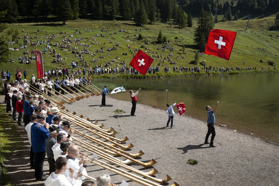 Các nghệ sỹ biểu diễn với kèn sừng tại lễ hội ở Seebenalp, Thụy Sĩ ngày 9/9. (Nguồn: THX/TTXVN)