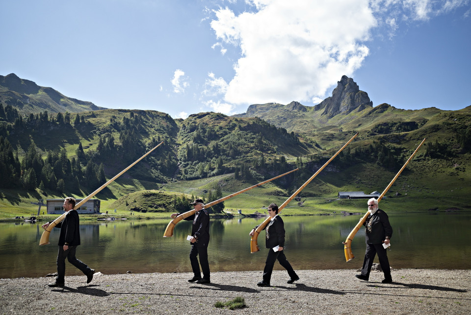 Kèn Alphorn, còn được gọi là kèn sừng, là một dụng cụ nhạc sử dụng hơi, được làm bằng gỗ, hình dạng như tẩu thuốc của người phương Tây, nhưng nó rất lớn và dài, dùng trong lễ hội. (Nguồn: THX/TTXVN)