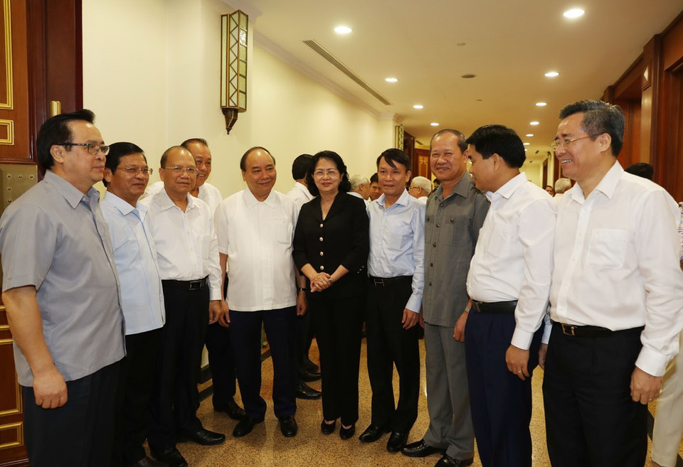 Thủ tướng Nguyễn Xuân Phúc, Quyền Chủ tịch nước Đặng Thị Ngọc Thịnh với các đại biểu. (Ảnh: Trí Dũng/TTXVN)