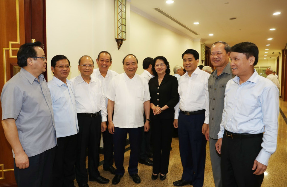 Thủ tướng Nguyễn Xuân Phúc, Quyền Chủ tịch nước Đặng Thị Ngọc Thịnh với các đại biểu. (Ảnh: Trí Dũng/TTXVN)