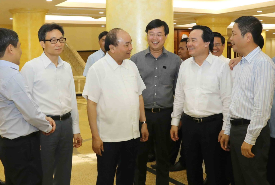 Thủ tướng Nguyễn Xuân Phúc, Phó Thủ tướng Vũ Đức Đam và các đại biểu dự hội nghị. (Ảnh: Phương Hoa/TTXVN)