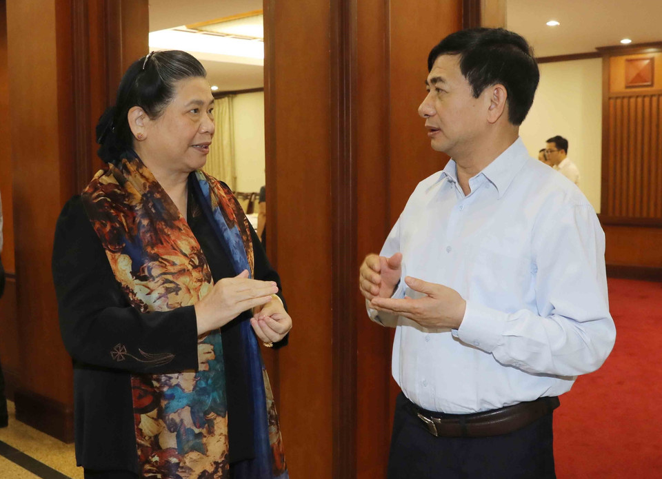 Ủy viên Bộ Chính trị, Phó Chủ tịch Thường trực Quốc hội Tòng Thị Phóng và Thượng tướng Phan Văn Giang, Ủy viên Trung ương Đảng, Thứ trưởng Bộ Quốc phòng, Tổng Tham mưu trưởng Quân đội Nhân dân Việt Nam trao đổi bên lề hội nghị. (Ảnh: Phương Hoa/TTXVN)