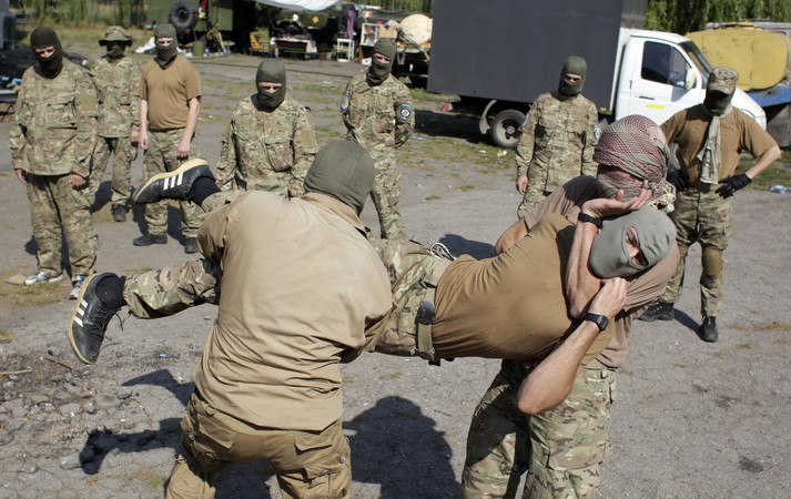 Binh sỹ Ukraine tham gia huấn luyện tại căn cứ ở Slavyansk ngày 15/9. (Nguồn: AFP/TTXVN)