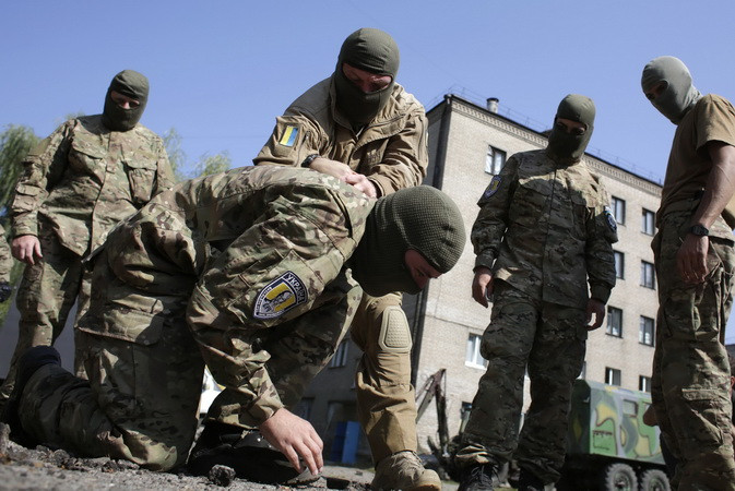 Binh sỹ Ukraine tham gia huấn luyện tại căn cứ ở Slavyansk ngày 15/9. (Nguồn: AFP/TTXVN)