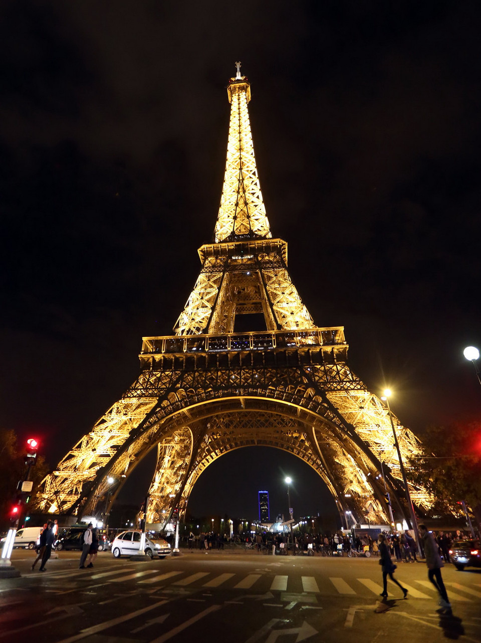 Tháp Eiffel lung linh huyền ảo vào buổi tối.