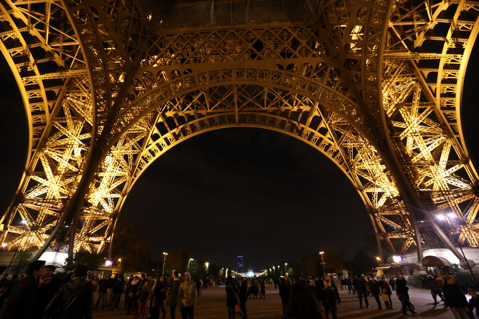 Bốn chân của tháp Eiffel tạo thành một hình vuông lớn có cạnh 125 mét.