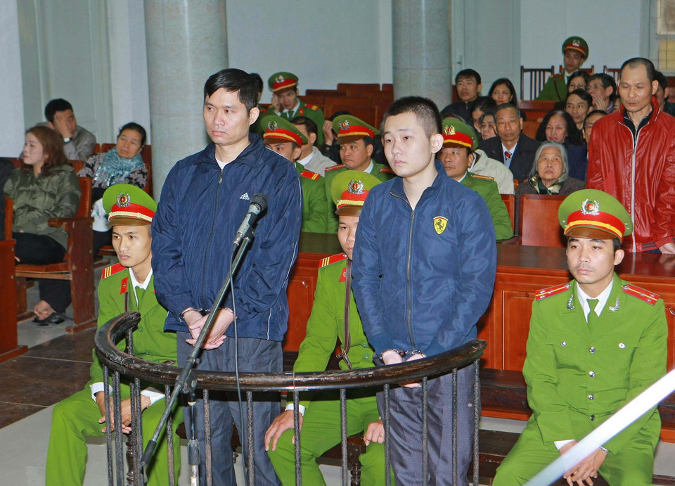 Bị cáo Nguyễn Mạnh Tường (bên trái) và bị cáo Đào Quang Khánh (bên phải), nhân viên bảo vệ của Thẩm mỹ viện Cát Tường tại phiên tòa.