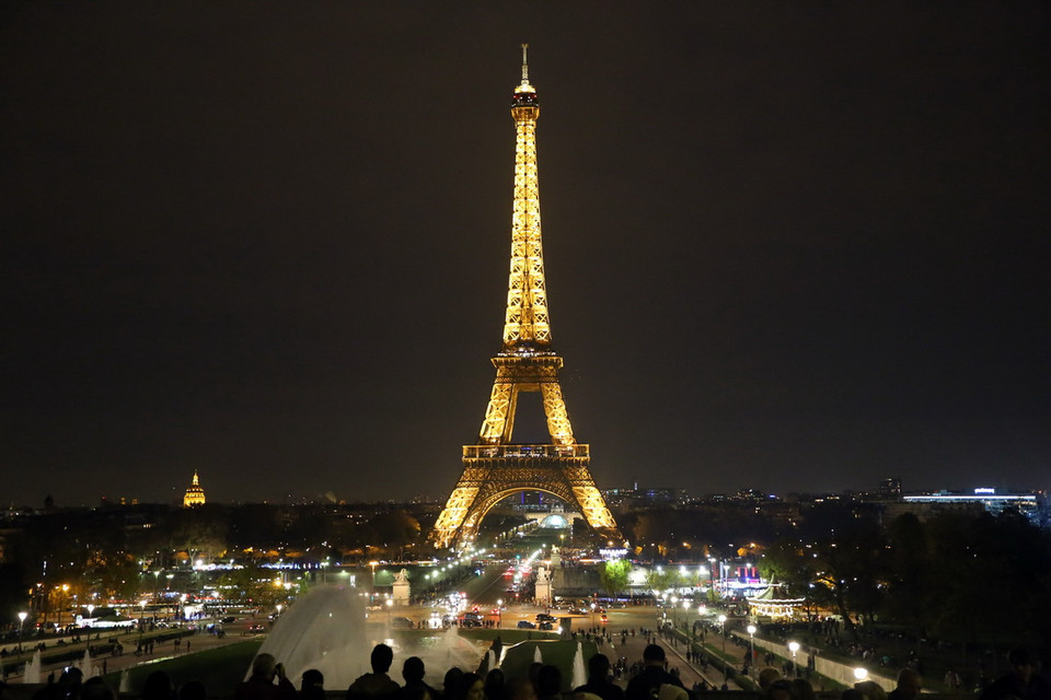 Tháp Eiffel thu hút hàng triệu khách du lịch mỗi năm.