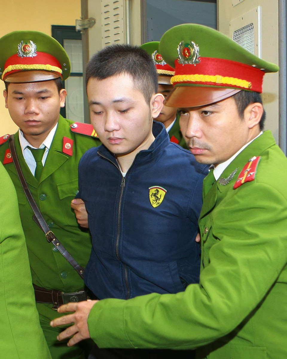  Cảnh sát dẫn giải bị cáo Đào Quang Khánh, nhân viên bảo vệ của Thẩm mỹ viện Cát Tường vào phòng xét xử.