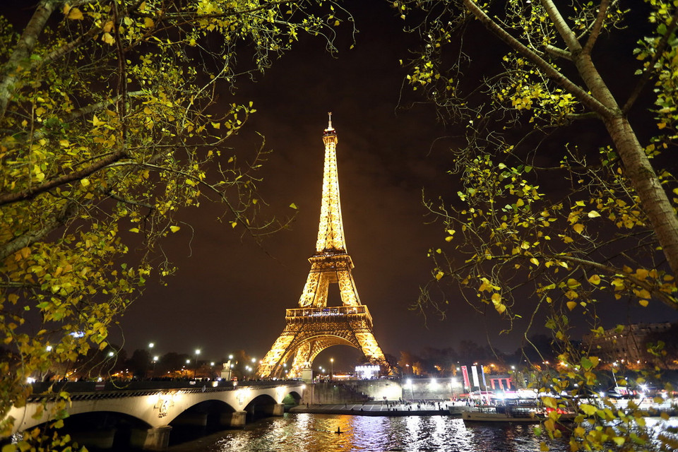 Tháp Eiffel nằm bên dòng sông Seine.