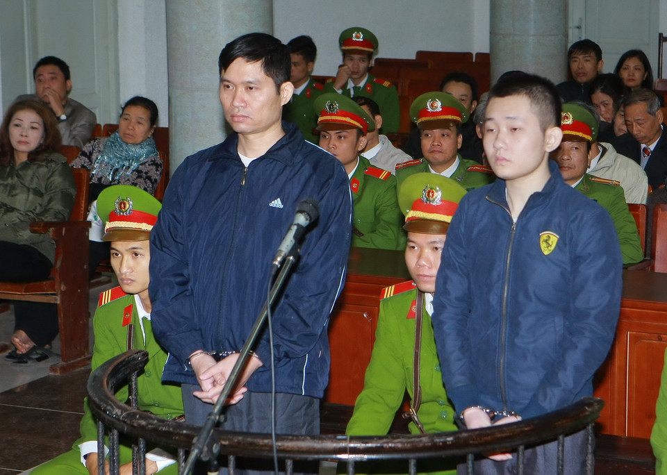 Bị cáo Nguyễn Mạnh Tường (bên trái) và bị cáo Đào Quang Khánh (bên phải), nhân viên bảo vệ của Thẩm mỹ viện Cát Tường tại phiên tòa.