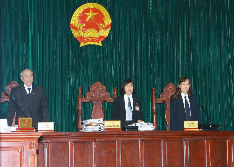 Hội đồng xét xử phiên sơ thẩm.
