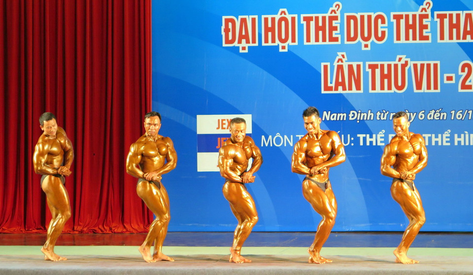 Các vận động viên thi đấu chung kết môn Thể dục thể hình đơn nam hạng cân 90kg.