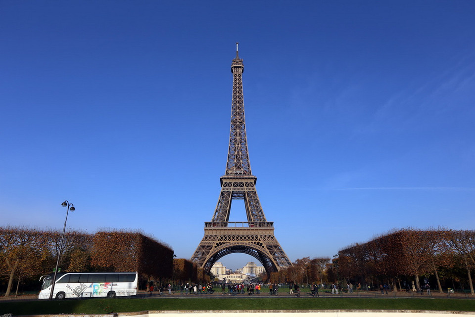 Tháp Eiffel lung linh huyền ảo vào buổi tối.