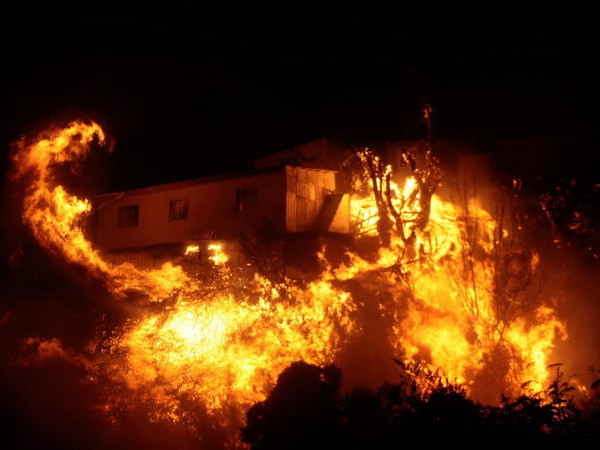 Nhiều ngôi nhà bị thiêu rụi trong vụ hỏa hoạn. (Nguồn: AFP/TTXVN)