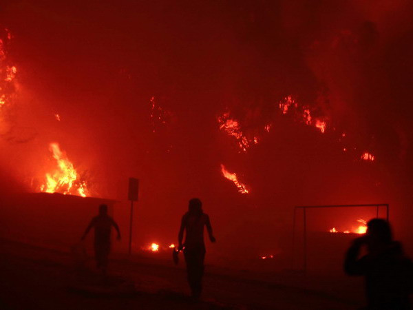 Người dân sơ tán khỏi khu vực hỏa hoạn. (Nguồn: THX/TTXVN)