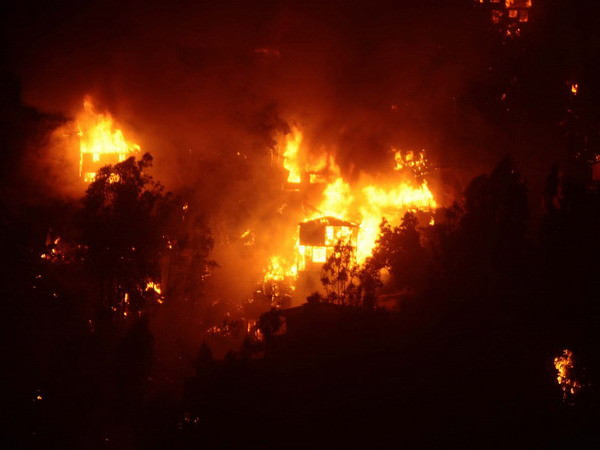 Nhiều ngôi nhà bị thiêu rụi trong vụ cháy rừng ở Valparaiso. (Nguồn: THX/TTXVN)