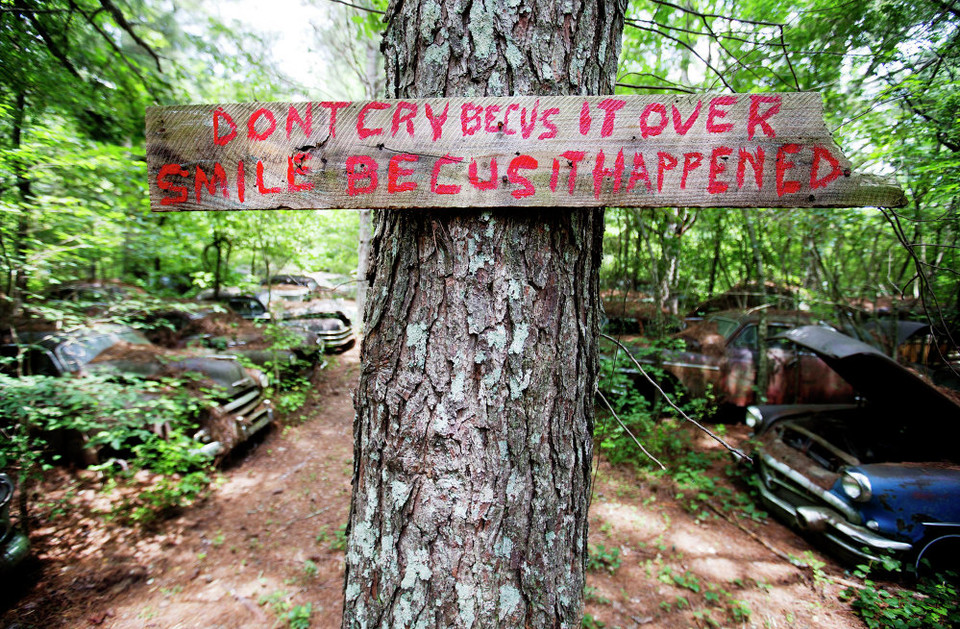 Một thông điệp chào đón du khách xuất hiện trên đường mòn tại thành phố xe cổ. (Nguồn: sputniknews)