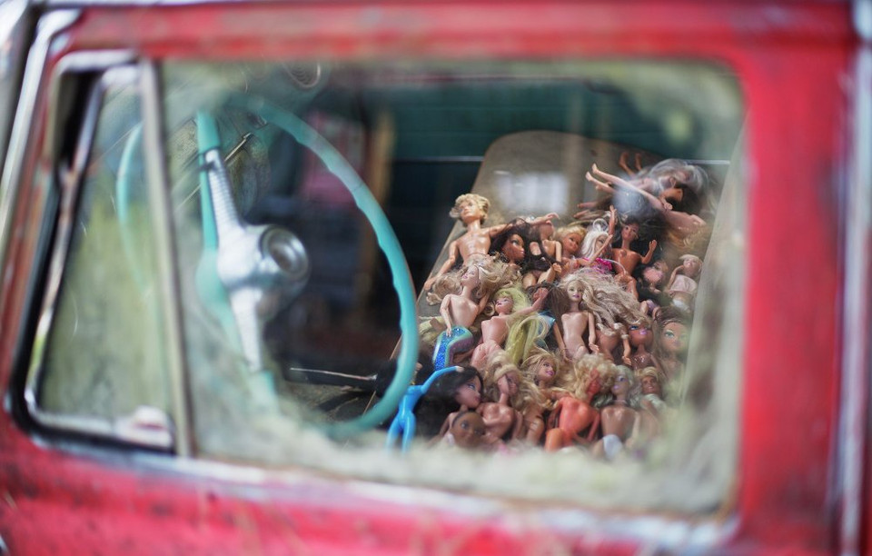 Búp bê Barbie ngồi trong một chiếc xe ôtô tại thành phố xe cổ. (Nguồn: sputniknews)