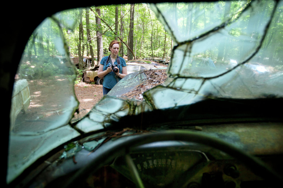 Judith Kimber,đến từ Bắc Ireland, chụp ảnh khi đi bộ qua thành phố xe cổ. (Nguồn: sputniknews)