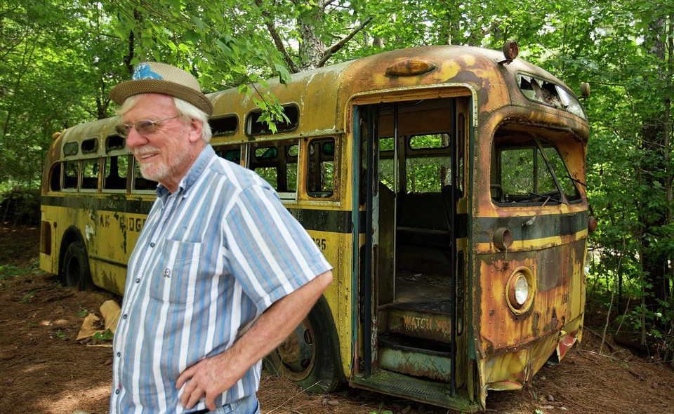 Ông Walter Dean Lewis chủ nhân của chiếc xe buýt chở học sinh tới trường vào năm 1950 tại thành phố xe cổ. Bức ảnh được chụp vào 16/7/2015. (Nguồn: sputniknews)