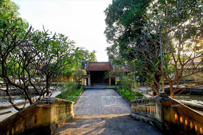 Khuôn viên đình Vác ở làng Đông Ngạc. (Ảnh: Việt Cường - Báo ảnh Việt Nam)