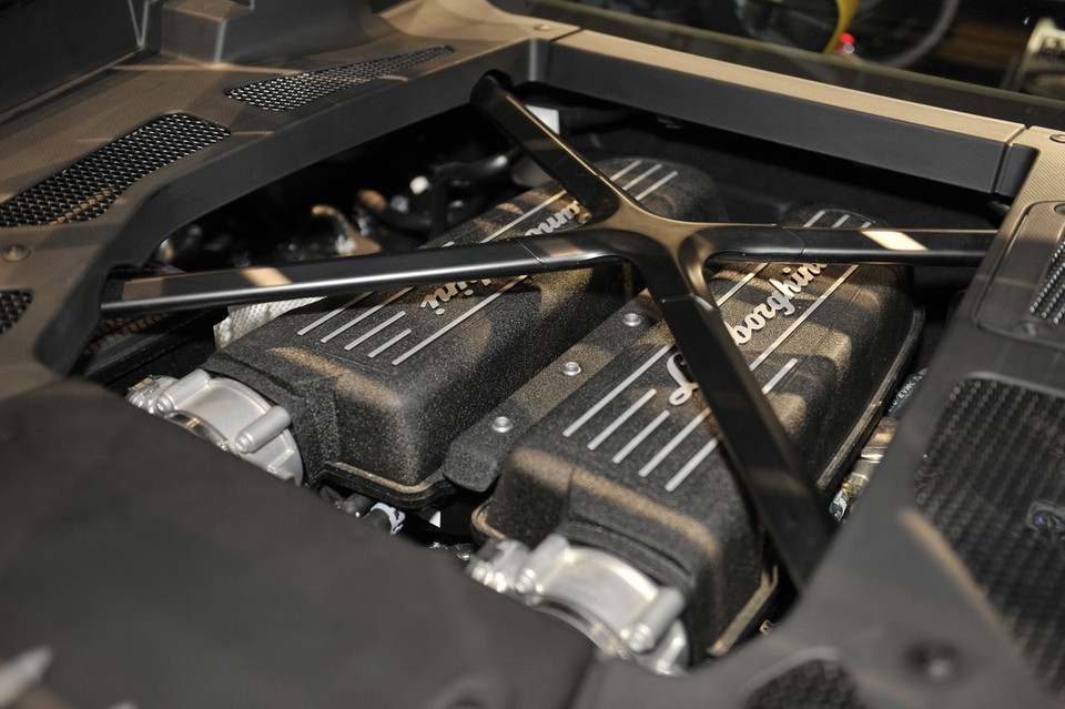 Lamborghini Huracan sử dụng động cơ 5.2L V10, sản sinh công suất 610 mã lực tại 8.250 v/ph, mô men xoắn 560 Nm tại 6.500 v/ph. Siêu xe Huracan có thể tăng tốc từ 0-100 km/h trong 3,2 giây trước khi đạt vận tốc tối đa 325 km/h. 