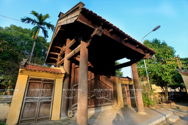 Cổng đình Vác làng Đông Ngạc. (Ảnh: Việt Cường - Báo ảnh Việt Nam)