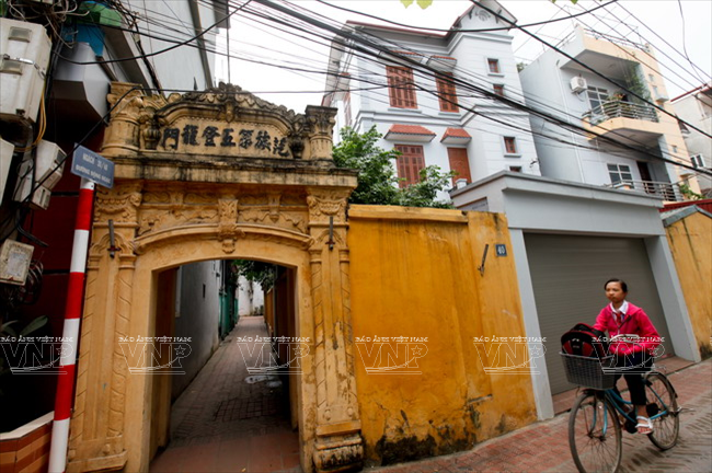 Những nét kiến trúc xưa bắt gặp trên các ngõ nhỏ ở làng Đông Ngạc. (Ảnh: Việt Cường - Báo ảnh Việt Nam)