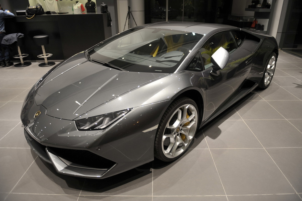 Hurican được thiết kế theo phong cách của hãng siêu xe Ý Lamborghini. 