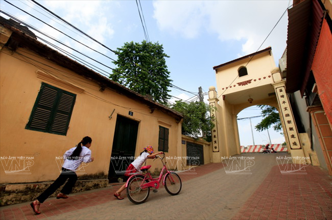 Ngõ Ngạc, một trong năm lối đi cổ từ trên đê dẫn xuống làng Đông Ngạc. (Ảnh: Việt Cường - Báo ảnh Việt Nam)