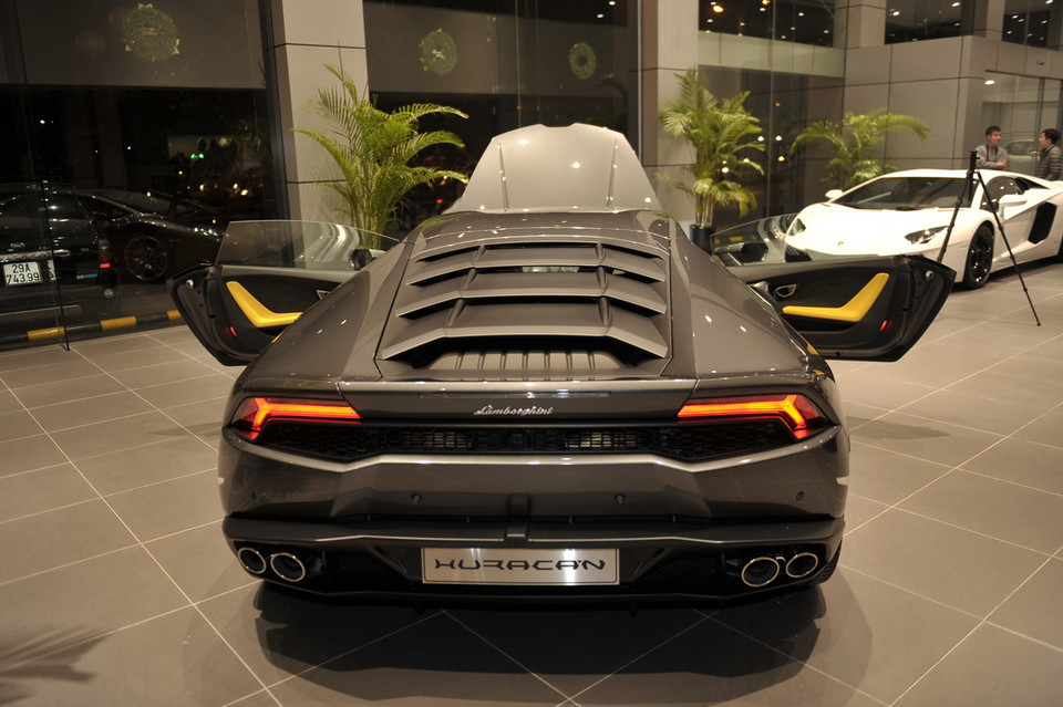 Chiếc Huracan chính hãng đầu tiên tại Việt Nam có màu màu xám Grigio Lynx ở ngoại thất và đen Nero Ade phối với vàng Giallo Taurus ở nội thất đem lại cảm giác tương phản rất bắt mắt.