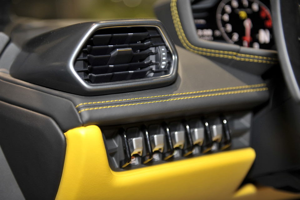 Các nút điều khiển được thiết kế năng động.