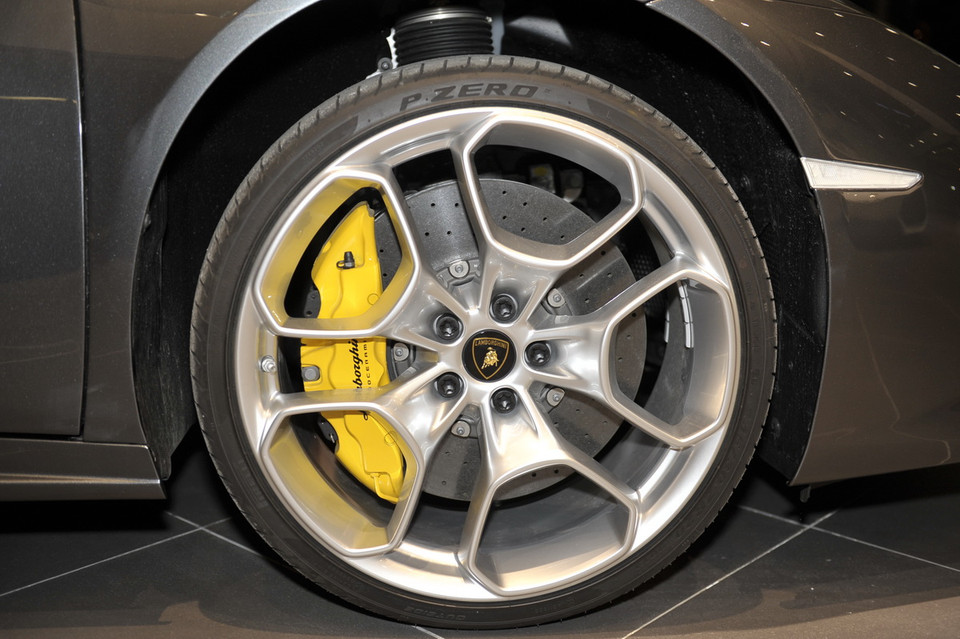 Sức mạnh động cơ được truyền đến cả hai trục xe thông qua hộp số ly hợp kép, hệ truyền động 4 bánh. Lamborghini Huracan LP610-4 được trang bị tiêu chuẩn phanh gốm carbon.