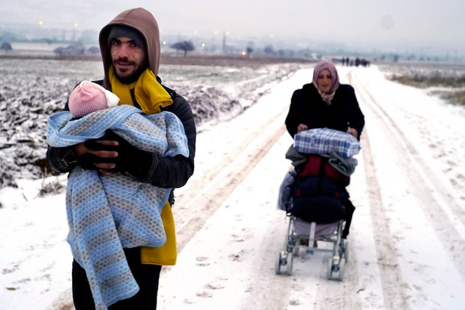 Một gia đình người tị nạn đi trên đường tuyết trong nhiệt độ 0 độ C gần biên giới Macedonian-Serbia. (Nguồn: Reuters)