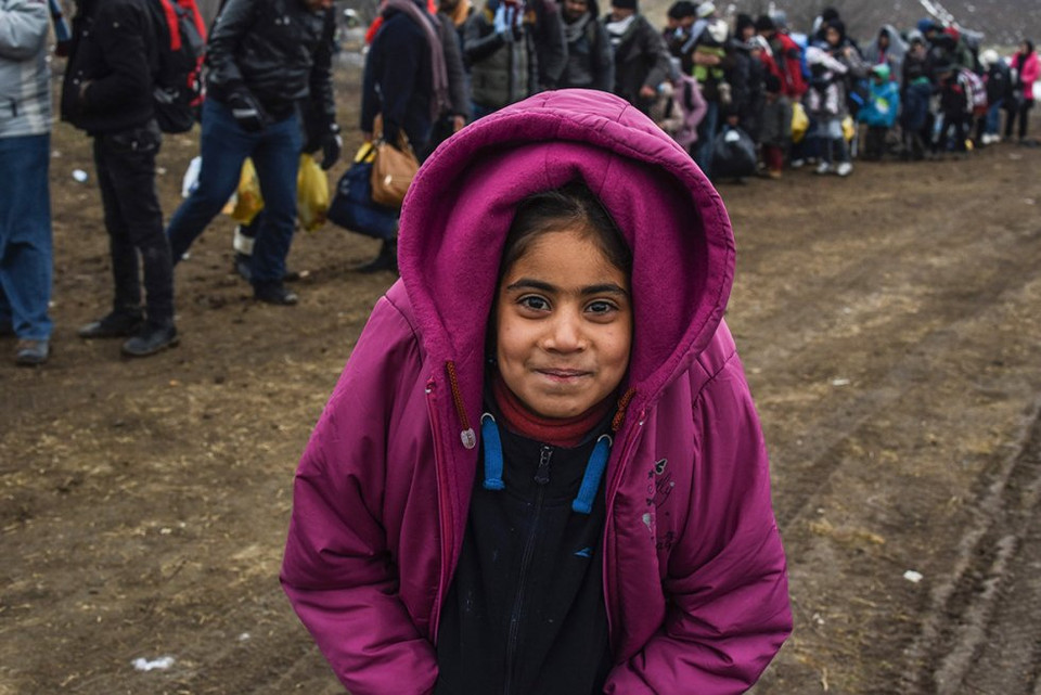 Em bé tạo dáng trong lúc chờ kiểm tra an ninh sau khi vào địa phận Serbia. (Nguồn: Reuters)