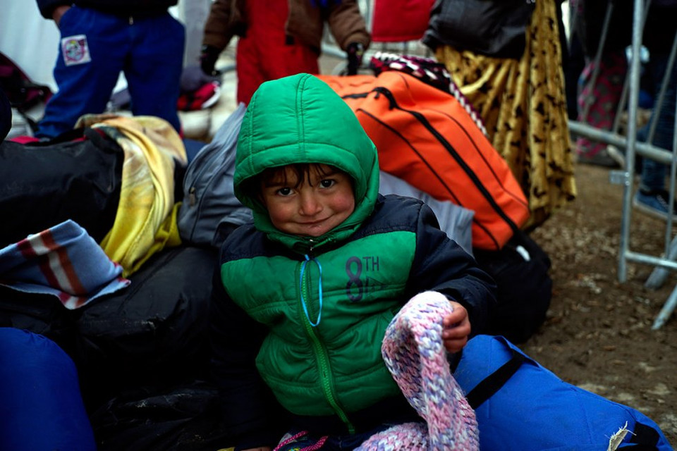 Em bé tị nạn chờ tiếp tục hành trình tới biên giới Macedonia-Serbia. (Nguồn: Getty Images)